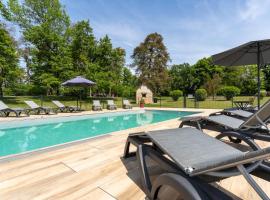 Gite Chateau 3 chambres piscine chauffée，La Châtelaine的豪華飯店