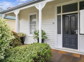 Stunning newly renovated home in perfect location, hotel in Hobart