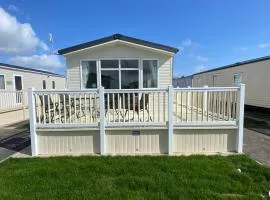 Palm Grove 181- Golden Palm - Pet friendly, WiFi, central heating, bed linen - Meadow Lakes Caravan & Lodge Hire