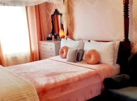 3 Bed House - Sleeps 7 - Parking - Wifi