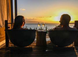 Drift Off Grid Luxury Eco Glamping – hotel w mieście Tarakohe