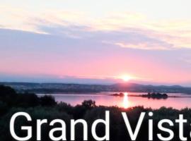 Grand Vista, hôtel à Tkon
