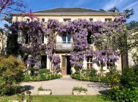 Independent cottage with swimming pool and tennis, aluguel de temporada em Lempaut