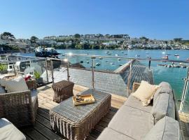 Enchanting Harbourside Cottage with Panoramic Views, hotel in Polruan
