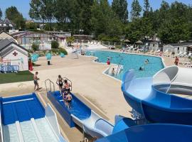 Grand mobil home exposé sud, 2 salles de bain, campsite in Onzain