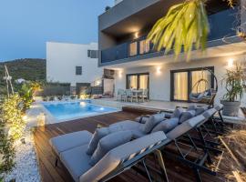 Villa ToDo with heated pool and jacuzzi, villa i Vinišće