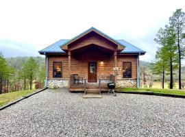 Perfect Stay for Fishing, Hiking, R&R - Charming Sapphire Bear Home, villa en Tellico Plains
