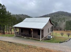 Peaceful Pearl Bear Home - Field Trails and Fishing Nearby, hotelli kohteessa Tellico Plains