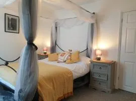 Quaint cottage near to town, beach and station