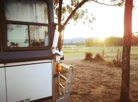 Tiny Home On Wheels at Bulga, casă de vacanță din Bulga