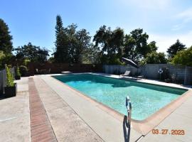 Spacious pool home in Pasadena, atostogų būstas mieste Pasadena