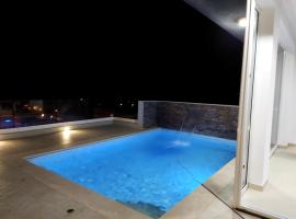 Duplex penthouse with swimming pool, feriebolig i Xgħajra