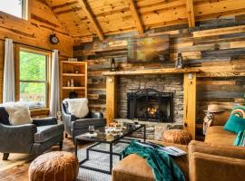 Mountainside - New Luxury Cabin-Fire Table-Hot Tub-3 Pools-PS5-Bears, cabin in Gatlinburg