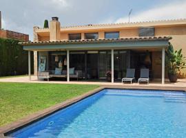 Villa Torrent Costa Brava, con piscina privada!, hotel sa parkingom u gradu Pals