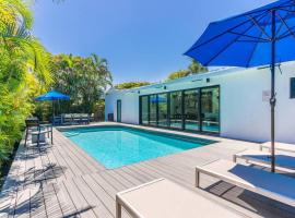 Heated Pool Modern 5 Bedrooms House 10 minutes to the Ocean, hotel with parking in Miami