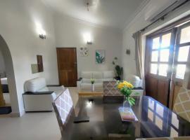 2BHK with Kitchen, Swimming Pool and 2 Mins walk to beach, hotel in Candolim