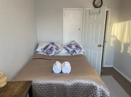 One Double bedroom in a Shared apartment, hotel in zona Wimbledon Common, Londra