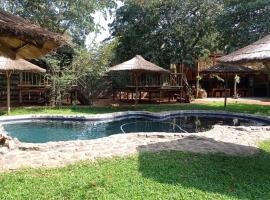 Elephant Trail Guesthouse and Backpackers, hotel di Kasane