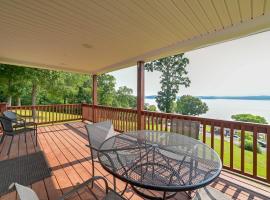 Kentucky Lake Getaway with Lookout Deck, Water View!, vacation home in New Concord