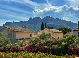 Grand T2 haut de villa calme vue sur le Rocher, Ferienwohnung in Roquebrune-sur Argens