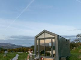 Oaklane Glamping Cabins, cottage in Kenmare