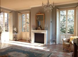 Historical Villa Lucini 1886 "La Dolcevita" - close to Lake Como-Milan, hotel a Calco