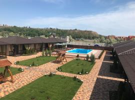 SUNRISE Cottage，科布列韋的附設泳池的飯店