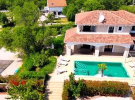 Villa Cecilia - 4 bedrooms, 4 bathrooms, heated inside pool, gym