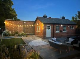 Cosy small cottage in Wirral Merseyside with kitchen, hotel cerca de Bebington, Lower Bebington