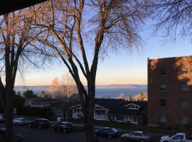 Sea View, Best Area, No Stairs, WD, 2 Bedrooms, Jacuzzi Bath, New Carpet, Balcony, View, 825sf, hotel with parking in Tacoma