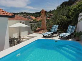 Holiday House Pine Tree, hôtel à Nerežišće