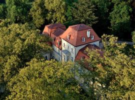 Dwór Sieraków, hótel í Sieraków