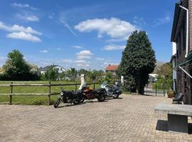 Charming authentic renovated farm, hotel dengan parking di Cadier en Keer