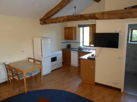 Millstone Gite 2, two bed apartment + shared pool, cheap hotel in Chassenon