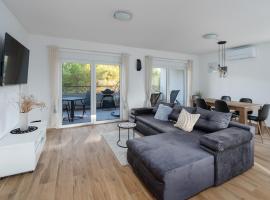 Number One Apartments, hotel with hot tubs in Vir