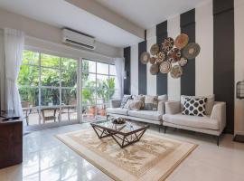 Oasis townhouse in the perfect location, cottage in Bangkok