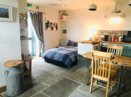 The Cuddly Cow Cosy Barn Studio Farm Stay, holiday home in Dunmuckrum