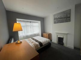 Entire house floor perfect for a couple - available for single too, hotel perto de Tooting Broadway, Londres