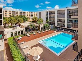 Amazing condo 5 minute walk to the beach!, hotel with parking in Miami Beach