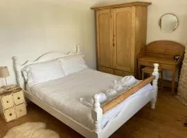 400 year old quirky Cornish cottage, in Bude, Poughill.