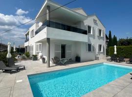 Haus Dalmatia with heated Pool, hotel in Bibinje