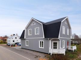 Guestly Homes - 4BR Charming Apartment, hotel en Piteå