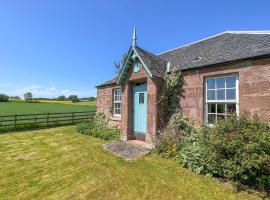 Osprey Cottage - Uzq, place to stay in Kirkton of Airlie