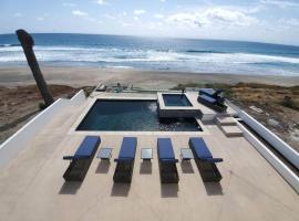 Majestic Beachfront Hideaway，Alisitos的小屋