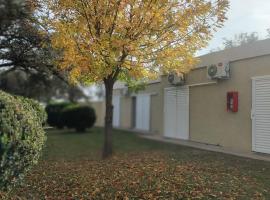 Los Pinares, hotel in Tío Pujio