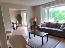 Unique Spacious House Close to 401/Downtown, lavprishotell i Whitby