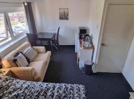 Spacious Room with Kichenet, homestay in Greasbrough