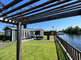 NEW - Private Residence - on a lake near Amsterdam, hotell i Vinkeveen
