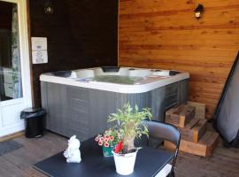 Au coucher du soleil, chalet avec jacuzzi et sauna, Hotel in Vieux-Condé