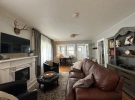 Elegant Escape 2 blocks from Historic Downtown Sheridan，位于谢里登的酒店
